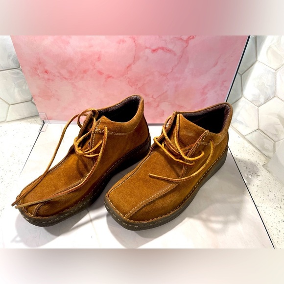 Born Shoes - Born Woman’s Tan Suede Lace Up Boots Size 7 Leather Contrast Stitching Bootie